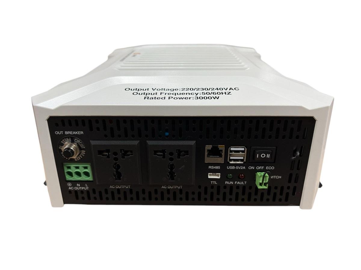 - Tensión nominal de la batería: 24 Vcc
- Potencia nominal de salida: 3.000 W
- Tensión nominal de salida: 230 Vca (estándar)/ (± 3%)
- Tecnología de modulación SPWM avanzada con salida de onda sinusoidal pura y alta calidad de potencia.
- Se seleccionan dispositivos de alta densidad de potencia y larga vida útil para soportar el funcionamiento a largo plazo a plena potencia.

Eficiencia:
- Alta eficiencia de conversión, bajas pérdidas y baja distorsión armónica.
- Múltiples modos de funcionamiento para un máximo ahorro de energía.

Inteligente:
- Bluetooth como estándar, compatible con la aplicación de teléfono móvil para ver los parámetros operativos del dispositivo.
- Múltiples interfaces de expansión para satisfacer las diversas necesidades de los usuarios.

Seguridad:
con protección contra sobretensión y sobredescarga de batería, protección contra sobrecarga y cortocircuito, y protección contra sobretemperatura. - (No hay protección de conexión inversa, no invierta la conexión)

- Voltaje nominal de la batería: 24 V CC
- Rango de voltaje de la batería: 21,6 ~ 32 V CC
- Potencia de salida nominal: 3000 W
- Potencia máxima: 6000 W
- Voltaje de salida nominal: 230 (predeterminado) V CA (±3 %)
- Frecuencia de salida: 50 Hz
- Forma de onda de salida: Onda sinusoidal pura
- THD: THD <4 % (carga resistiva)
- Factor de potencia: 0,2-1 (Potencia de carga = Potencia de salida continua)
- Eficiencia de salida nominal: >90%
- Eficiencia de salida máxima: >93,5% (30% de carga)
- Corriente en espera (modo APAGADO): <0,12 A
- Corriente de carga 0 (modo ENCENDIDO): <0,95 A

Tamaño y peso:
- Dimensiones: 409*249*120 mm
- Peso: 6,0 kg
- Ruido: <60 dB
- Método de enfriamiento: Enfriamiento neutro + Ventilador inteligente
- Clase IP: IP20
- Temperatura ambiente: -20 °C ~ 60 °C
- Certificados: CE ROHS IEC62109-1/2 EN61000-6-2/4